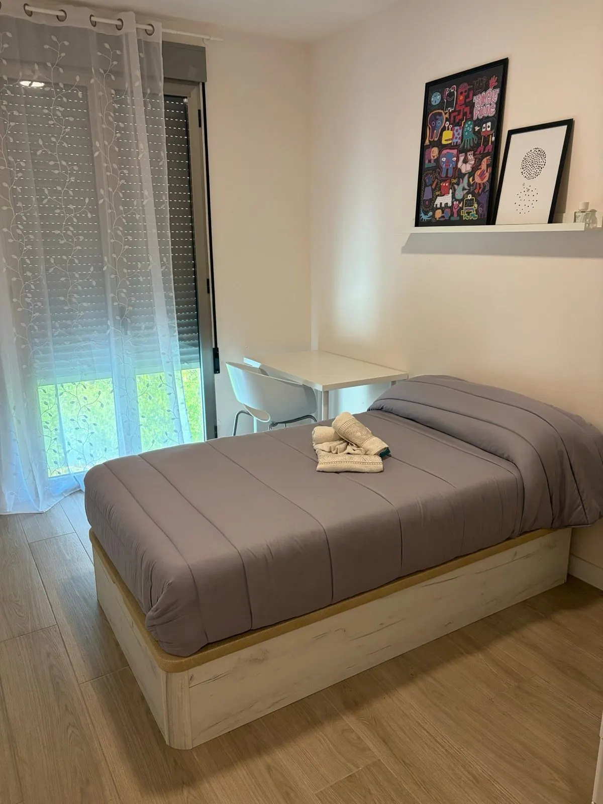 Habitación Mirador de Greenhome Lepanto, con balcón propio y mucha luz